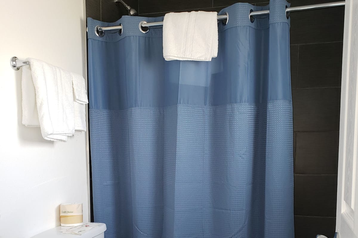 Standardzimmer, 1 King-Bett, Nichtraucher | Badezimmer | Kostenlose Toilettenartikel, Haartrockner, Handtücher