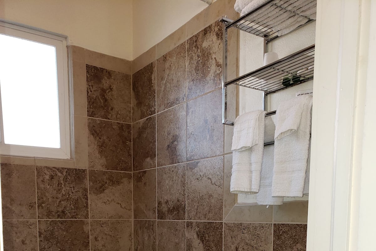 Standardzimmer, 2 Doppelbetten, Nichtraucher | Badezimmer | Kostenlose Toilettenartikel, Haartrockner, Handtücher