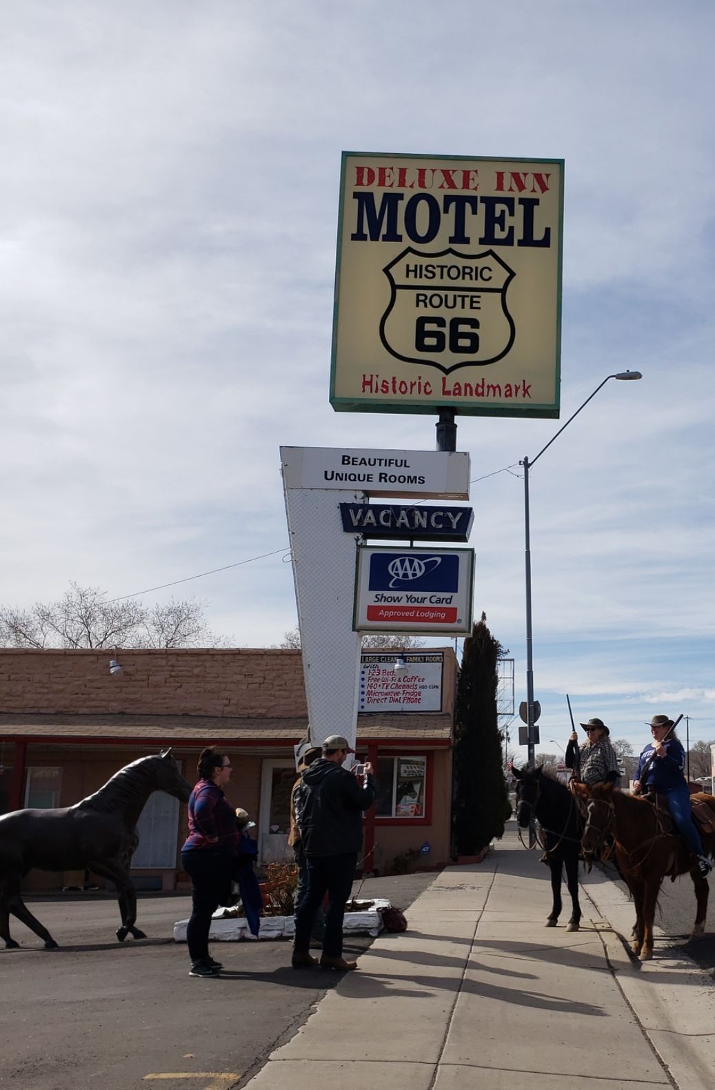 Motellin kyltissä mainostetaan «Deluxe Inn» -motellia ja «Historic Route 66» -reittiä, ja sen alla on kyltti, jossa lukee «Vapaita huoneita».