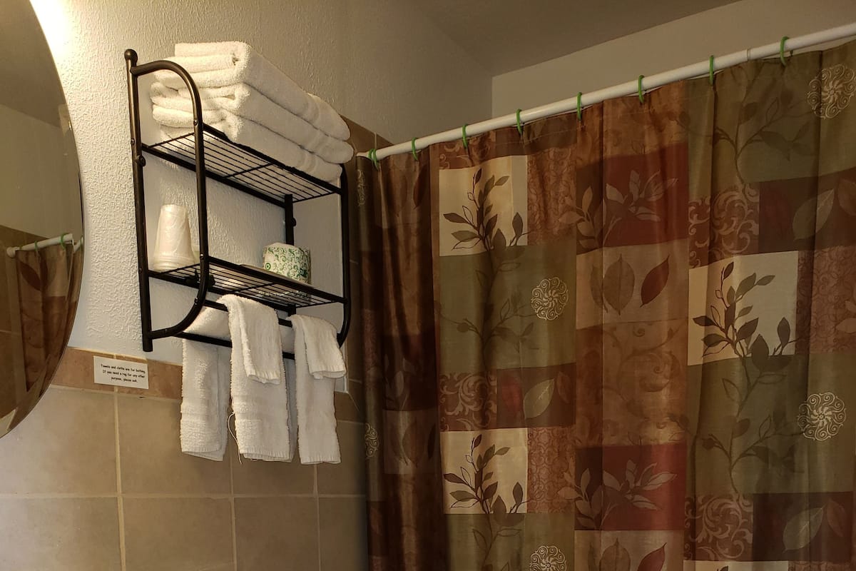 Familienzimmer, Mehrere Betten, Nichtraucher | Badezimmer | Kostenlose Toilettenartikel, Haartrockner, Handtücher