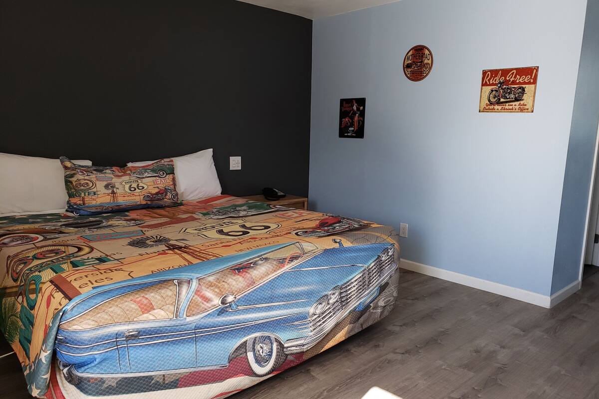 Standard Room, 1 King Bed, Non Smoking | Living area | Flat-screen TV, pay films