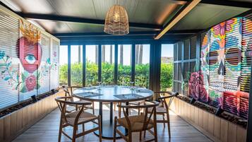 2 restaurantes, se sirve desayuno