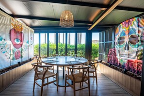 2 restaurants, serveren ontbijt