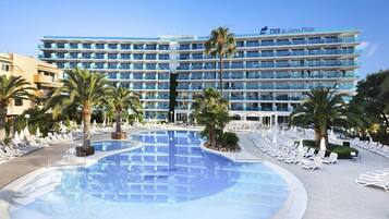 Piscina all'aperto, ombrelloni da piscina, lettini