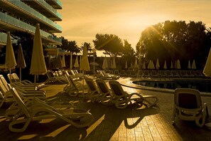 Outdoor pool, pool umbrellas, sun loungers - Hotel THB Sa Coma Platja (Sant Llorenc des Cardassar)