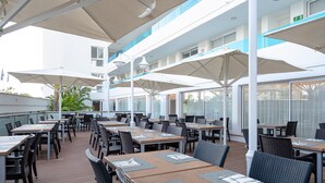 2 restaurants; breakfast and dinner served - Hotel THB Sa Coma Platja (Sant Llorenc des Cardassar)