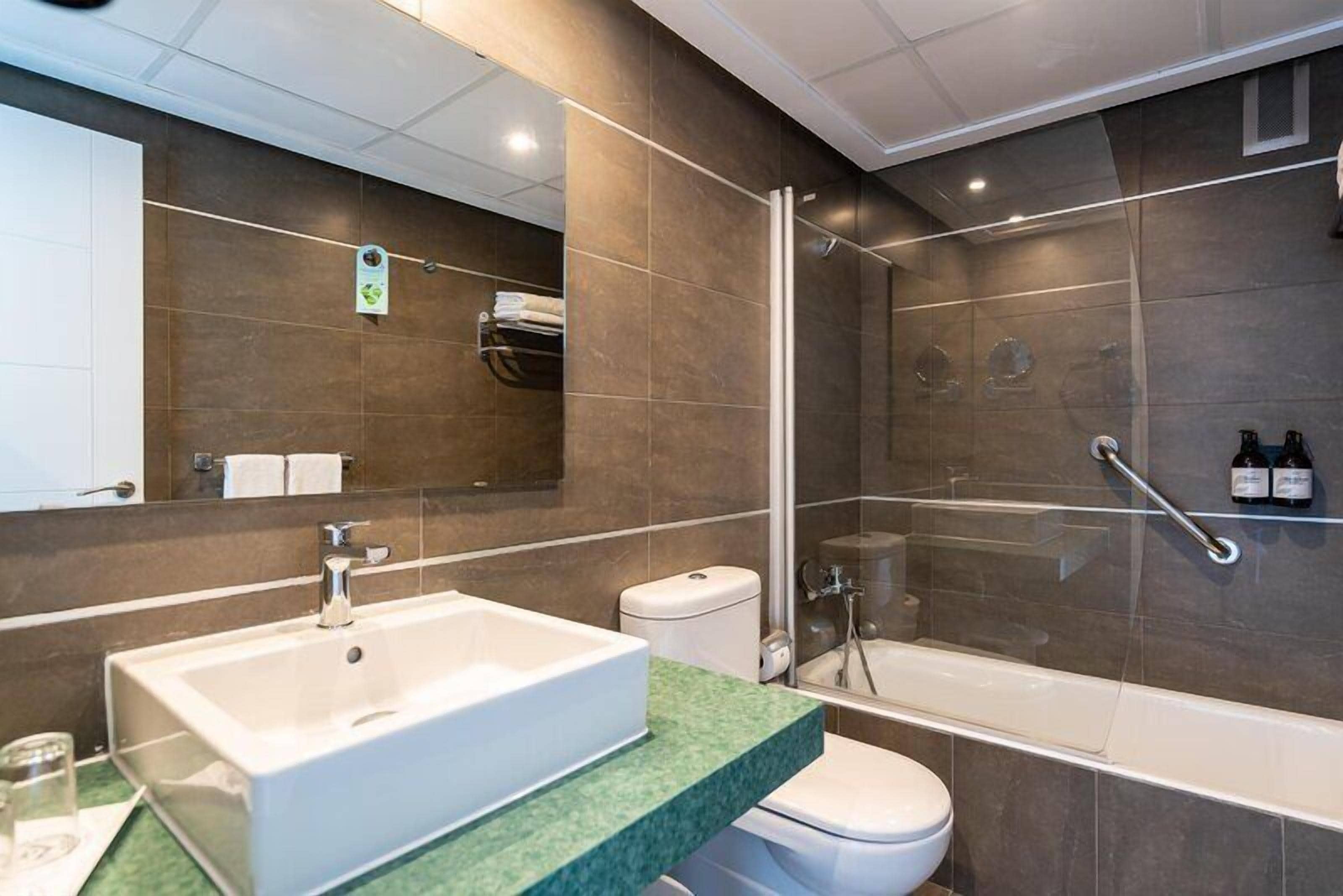 Bañera profunda y artículos de higiene personal gratuitos
