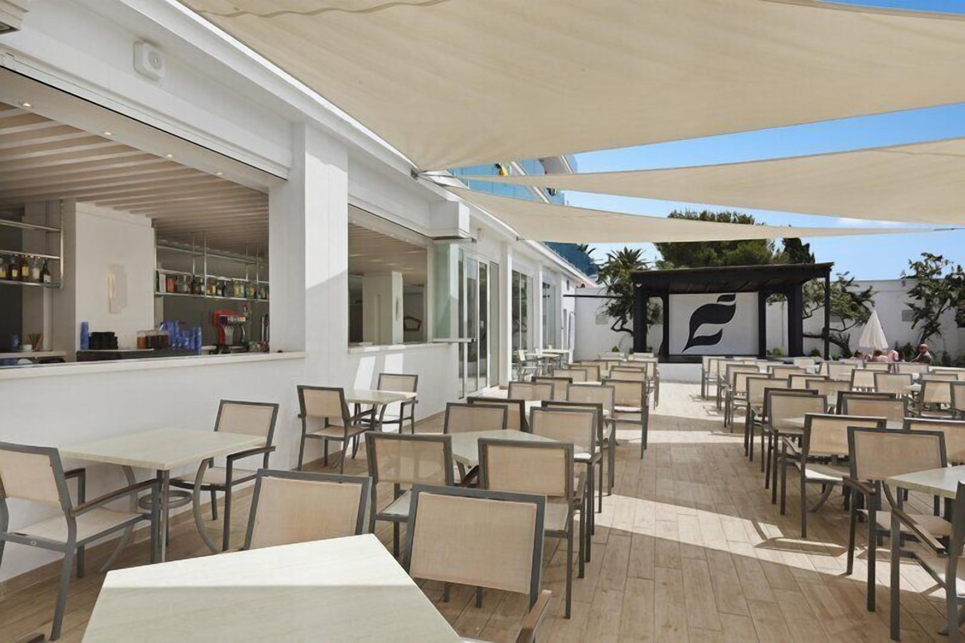 2 restaurantes; se sirven desayunos y cenas