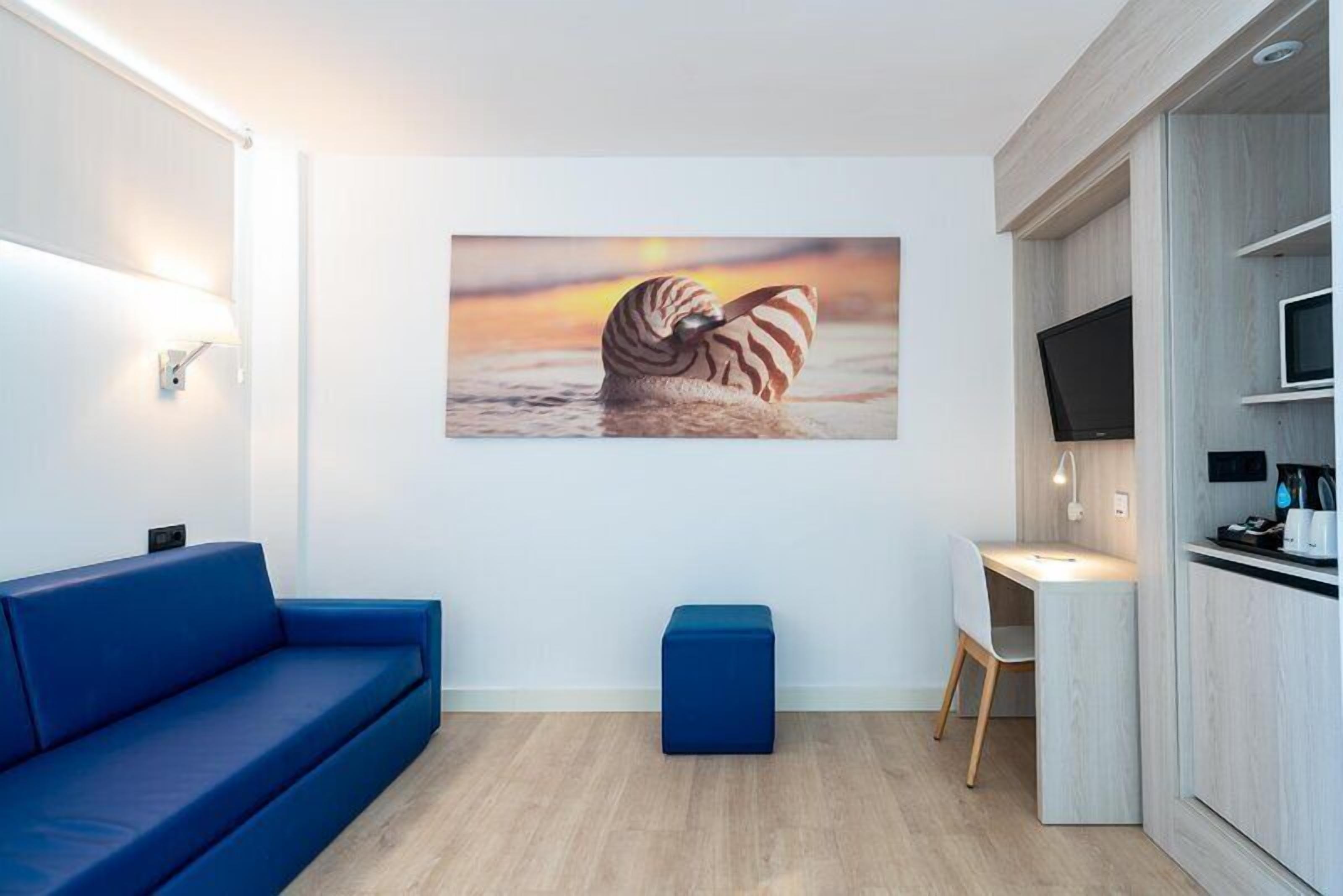 Een 32-inch lcd-televisie met satellietzenders en een televisie