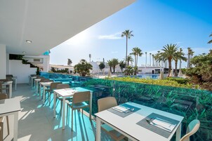 2 restaurantes; se sirve desayuno y cena