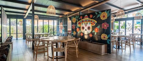 2 restaurantes; se sirven desayunos