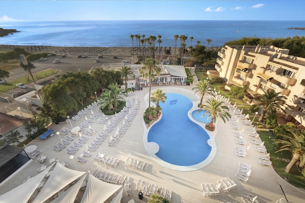 Piscina all'aperto, ombrelloni da piscina, lettini