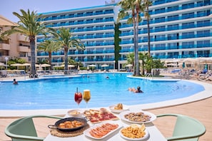 Outdoor pool, pool umbrellas, sun loungers - Hotel THB Sa Coma Platja (Sant Llorenc des Cardassar)