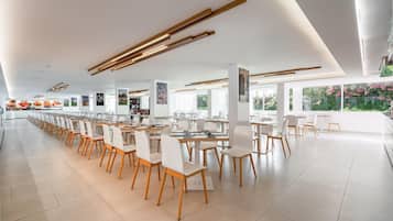 2 restaurants; ze serveren er ontbijt en diner
