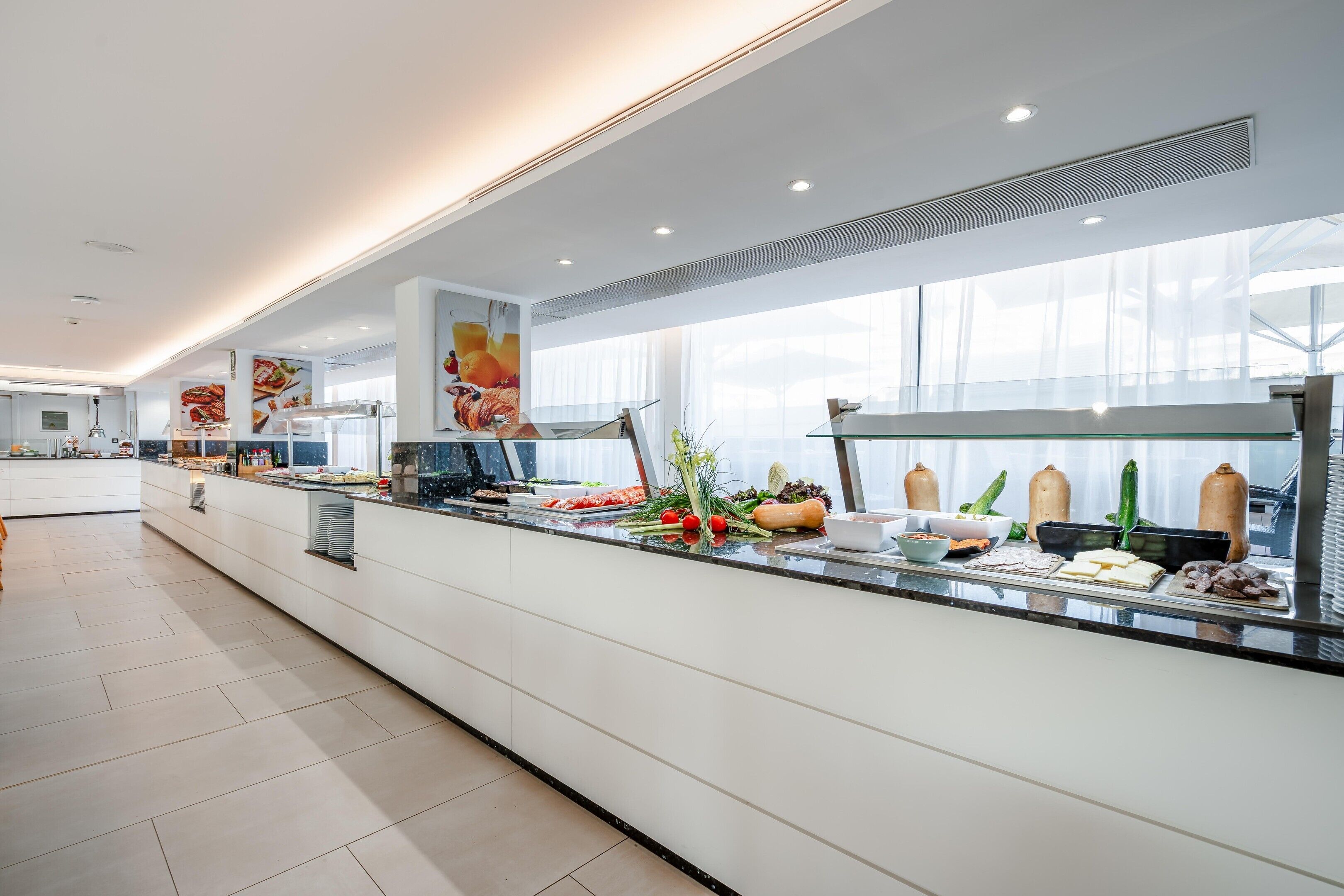 2 restaurantes; se sirve desayuno y cena