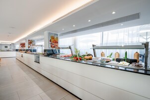 2 restaurantes; se sirve desayuno y cena