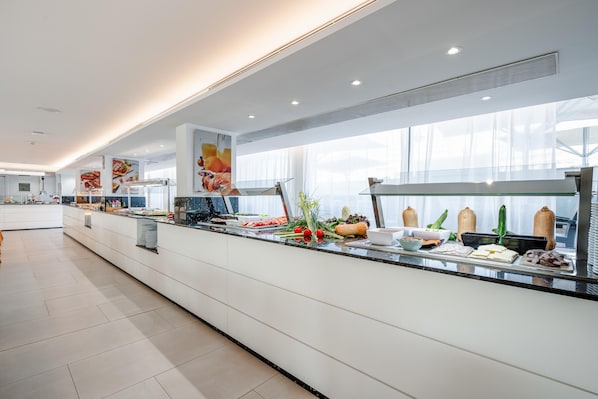2 restaurants; breakfast and dinner served - Hotel THB Sa Coma Platja (Sant Llorenc des Cardassar)