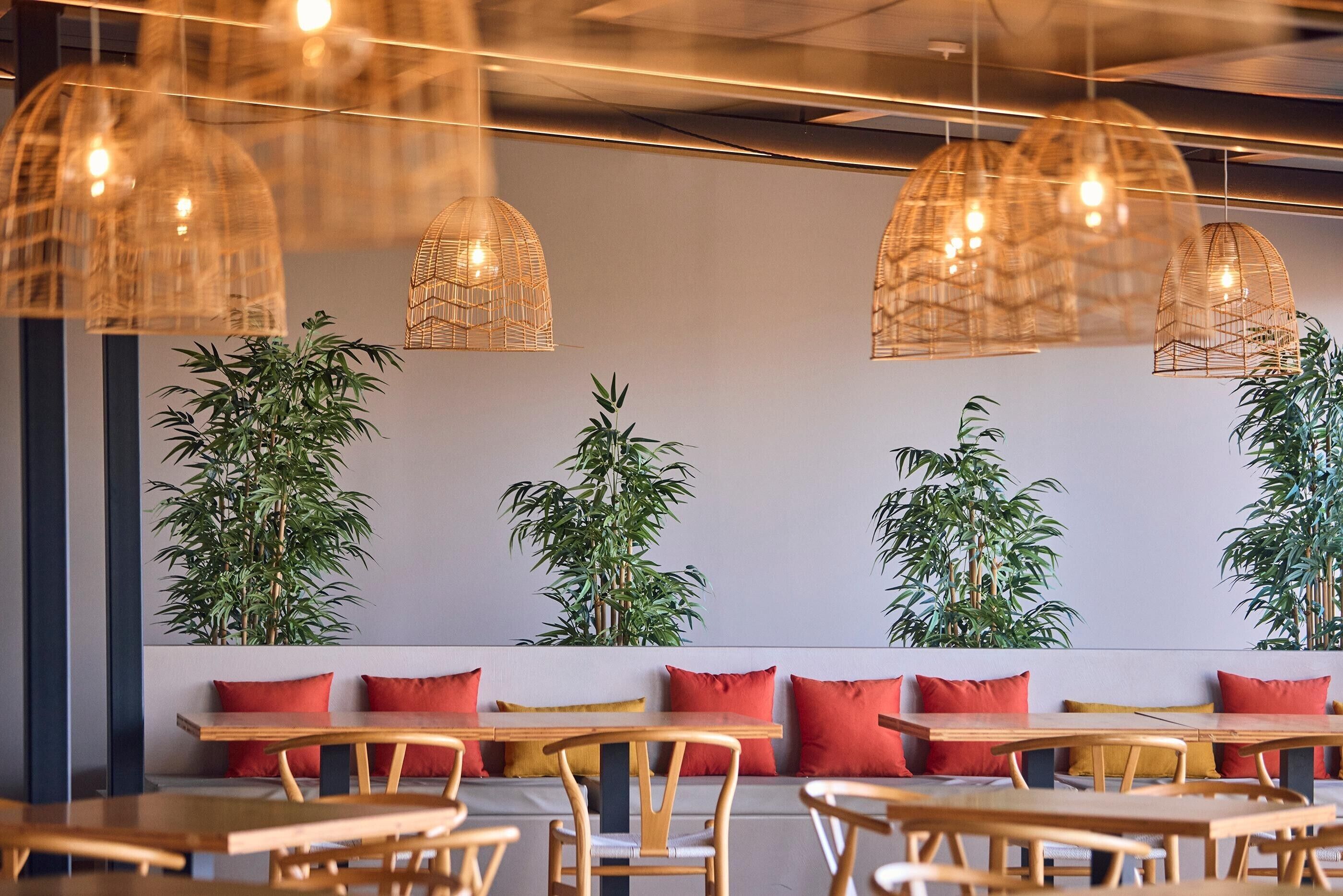 2 restaurants; ze serveren er ontbijt en diner 