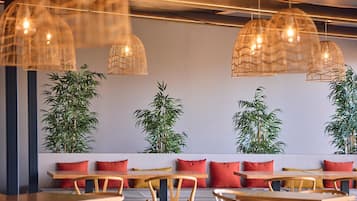 2 restaurants; ze serveren er ontbijt en diner