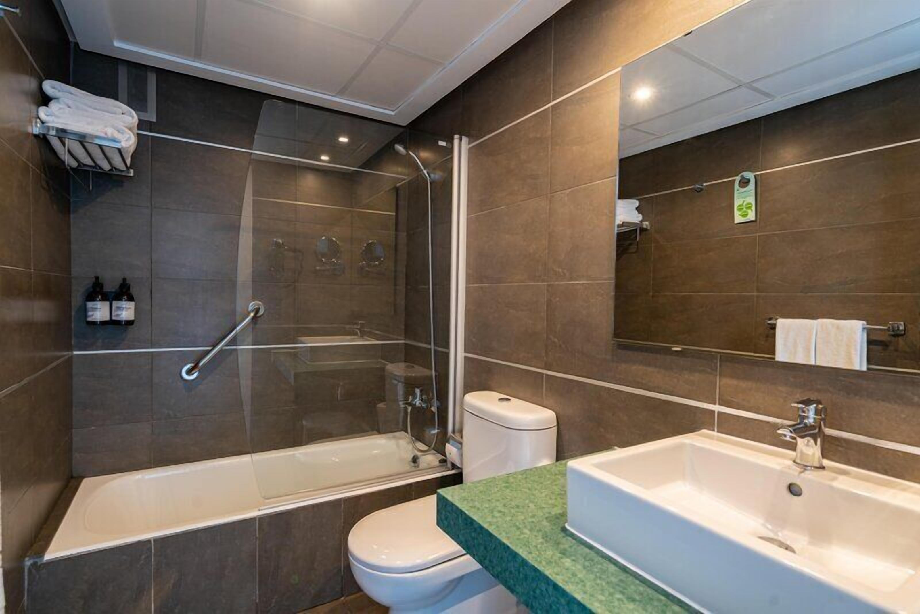 Bañera profunda y artículos de higiene personal gratuitos