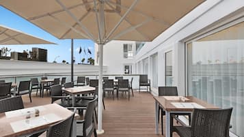 2 restaurants, serveren ontbijt