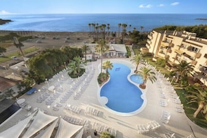 Outdoor pool, pool umbrellas, sun loungers
