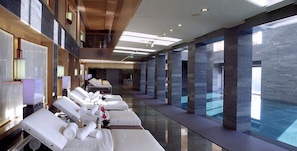 Inomhuspool och utomhuspool