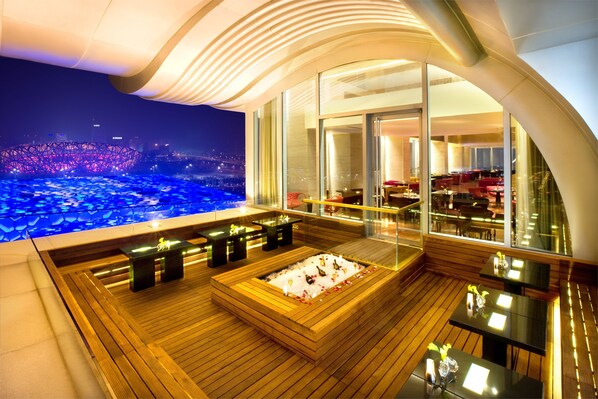 2 bares y 1 salón en el vestíbulo