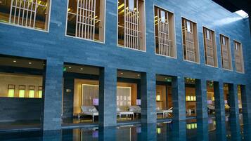 Kolam renang indoor dan kolam renang outdoor