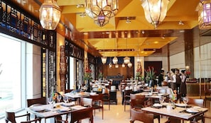 2 restaurantes; se sirve desayuno, almuerzo y cena