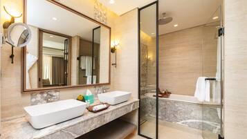 Un bagno moderno con uno specchio grande, due lavabi, una vasca e una cabina doccia in vetro.