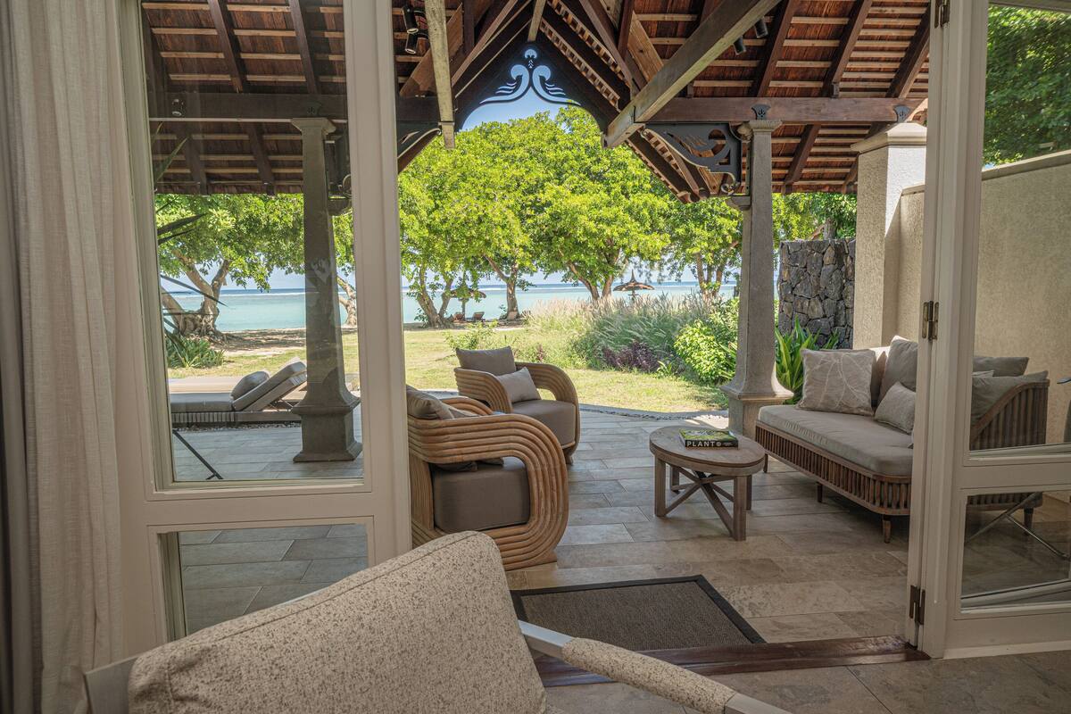 Exclusive Beachfront Pool Villa | Oppholdsområde | En 50-tommers LCD-TV med Parabol-TV samt TV