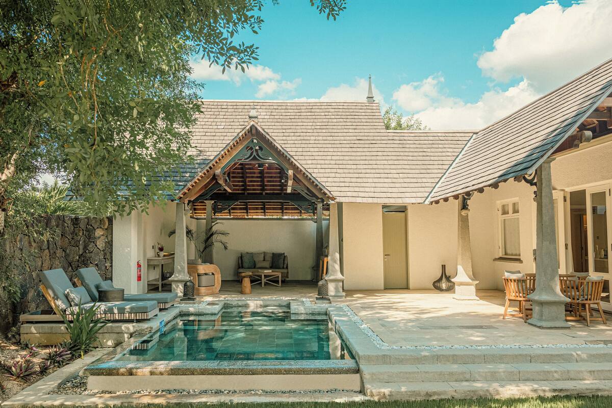 Exclusive Beachfront Pool Villa | Sengetøy av topp kvalitet, minibar, safe på rommet og skrivebord