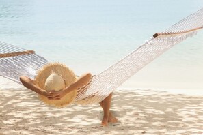 On the beach, white sand, sun-loungers, beach umbrellas - Maradiva Villas Resort & Spa (Flic-en-Flac)