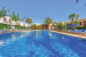 2 piscinas al aire libre (de 10:00 a 18:00), sombrillas, tumbonas