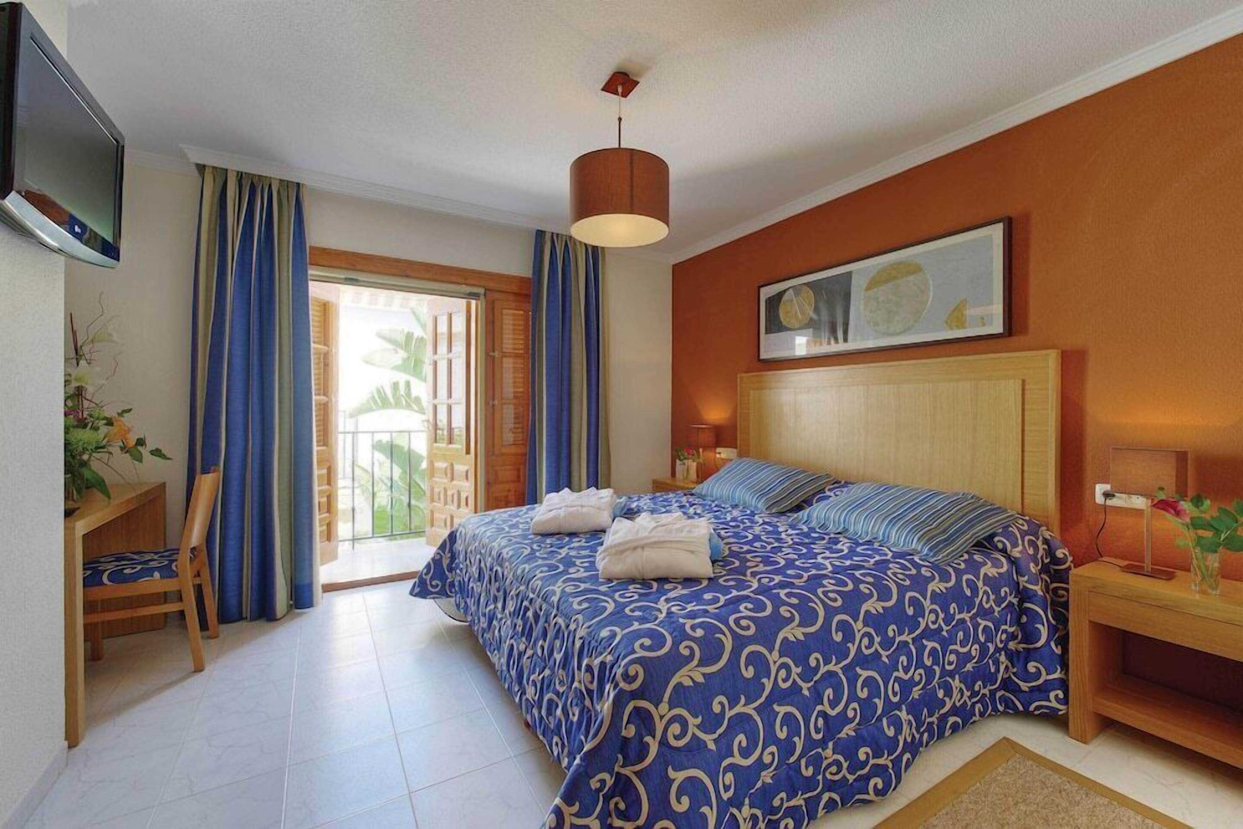 Blackout curtains, iron/ironing board, free cots/infant beds, free WiFi