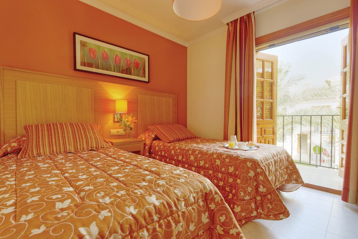 1 chambre, rideaux dâobscurcissement, fer et planche Ă repasser