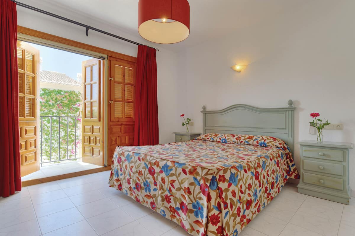 1 chambre, rideaux dâobscurcissement, fer et planche Ă repasser