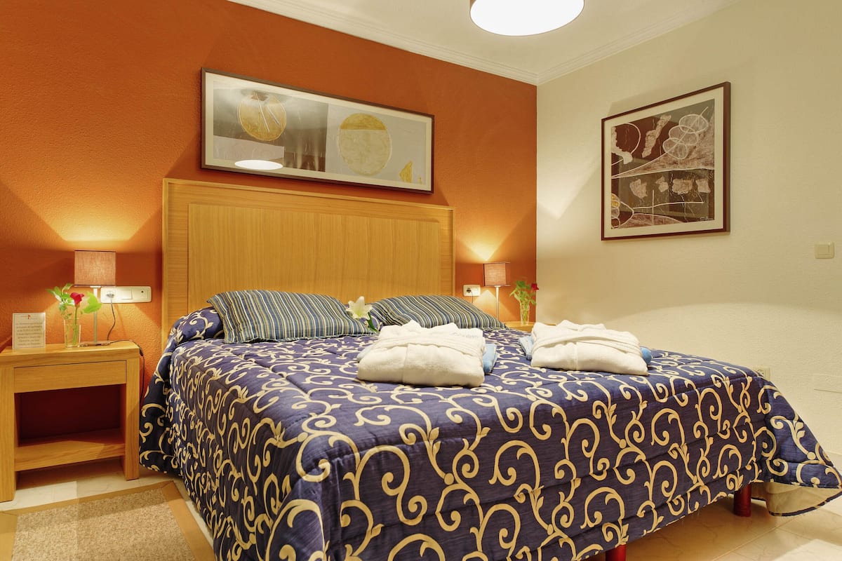1 chambre, rideaux dâobscurcissement, fer et planche Ă repasser