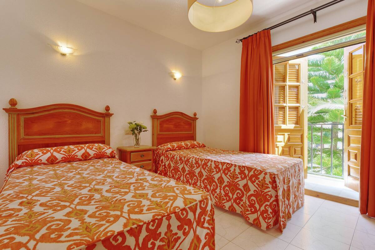 1 chambre, rideaux dâobscurcissement, fer et planche Ă repasser