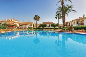 2 piscines a l'aire lliure (horari: 10:00-18:00), para-sols i gandules