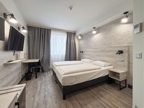 Surmatelas, coffres-forts dans les chambres, bureau, rideaux occultants