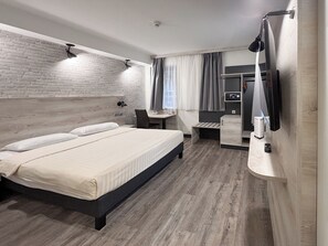 Comfort Double Room | Pillowtop beds, in-room safe, desk, blackout drapes