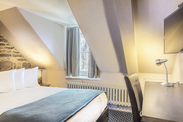Chambre Ă©conomique, 1 lit double | SystĂšme dâinsonorisation, fer et planche Ă repasser