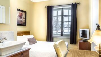 Economy Room, 1 Double Bed | Soundproofing, iron/ironing board, free WiFi, bed sheets