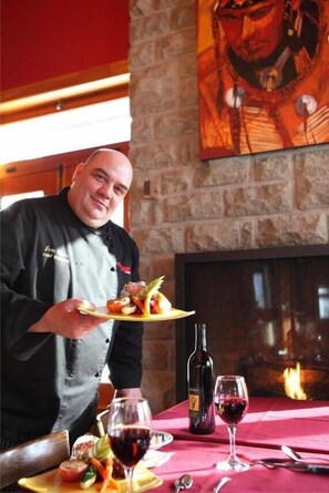 Déjeuner, dîner et souper servis sur place; cuisine locale 