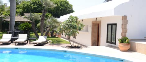 Piscine extérieure, parasols de plage, chaises longues