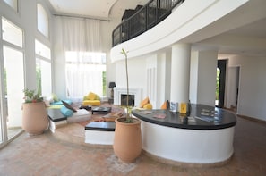 Lobby lounge