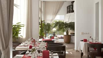 Petit-déjeuner, déjeuner et dîner servis sur place, vue sur la piscine