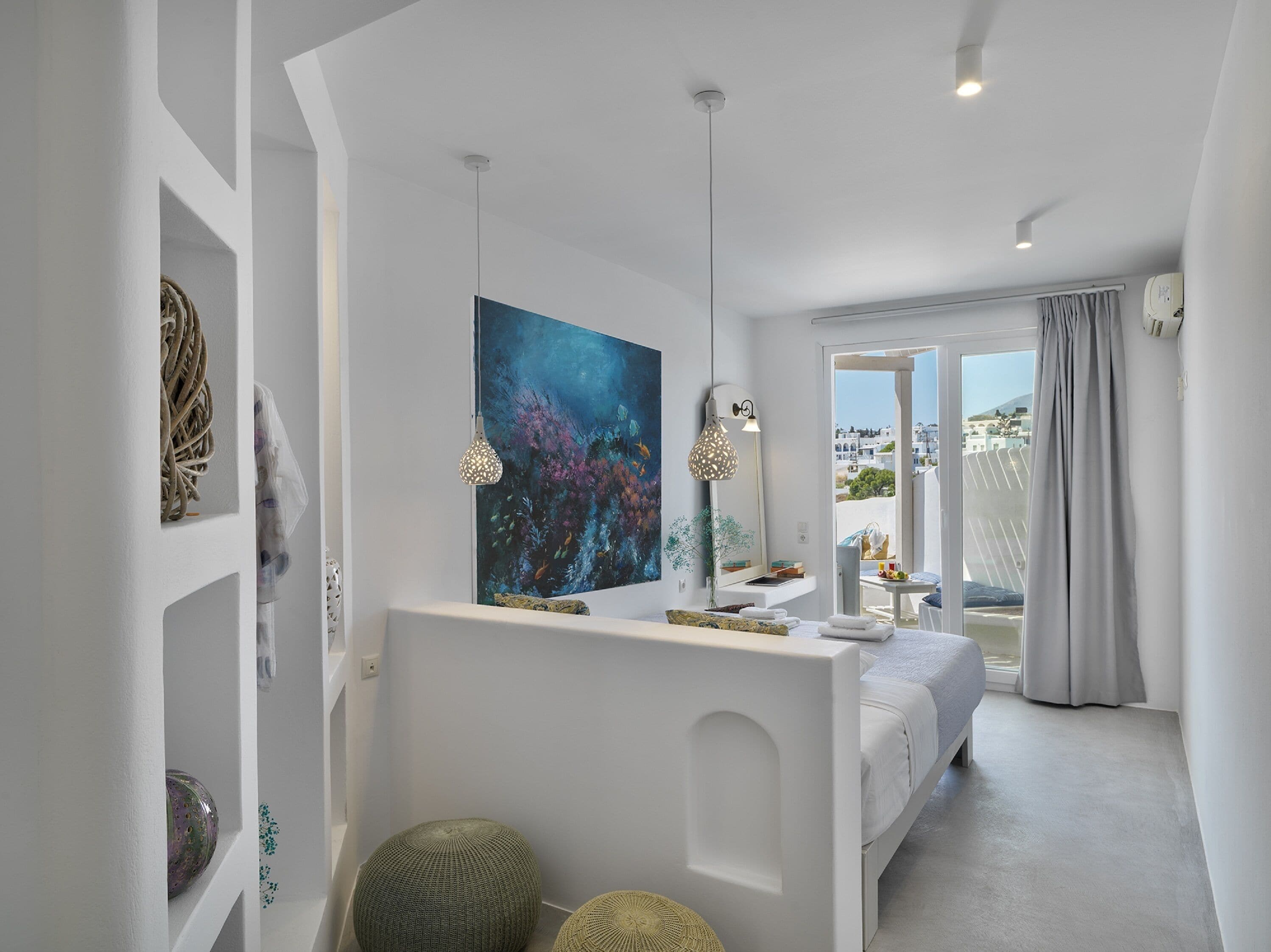 Una camera da letto moderna con un letto grande, un quadro e vista sulla città.